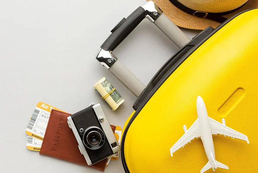 Walizka z akcesoriami podróżnymi i figurką samolotu