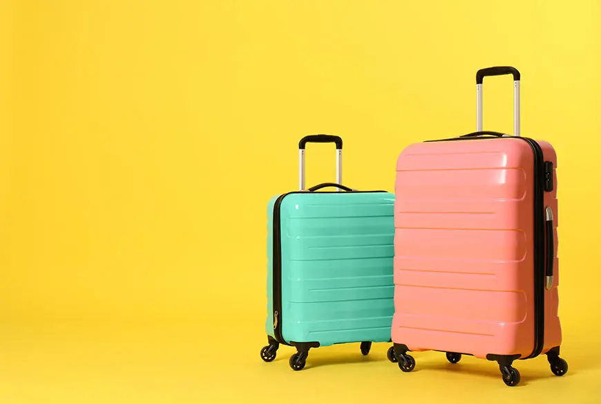 Dwie walizki w pastelowych kolorach