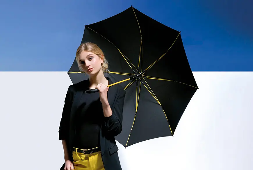 Kobieta z czernym parasolem w ręku