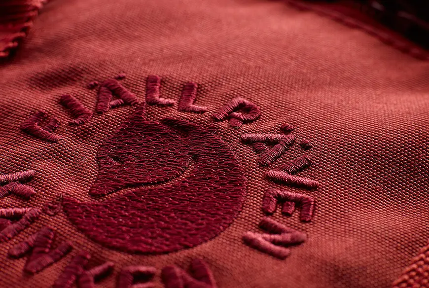 Materiał z logo marki Fjallraven