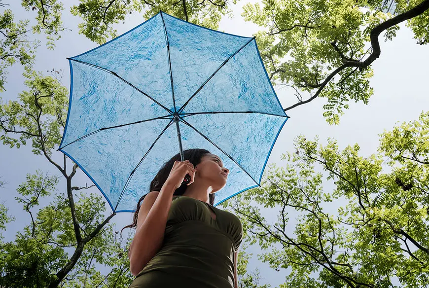 Kobieta z pięknym parasolem Knirps w lesie