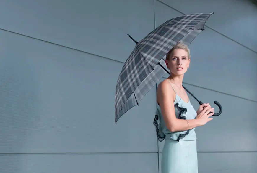 Kobieta trzymająca markowy parasol Doppler