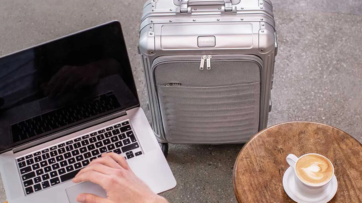 Walizka Travelite Next obok laptopa