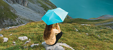 Mały i lekki parasol – jaki wybrać i dlaczego warto go mieć?